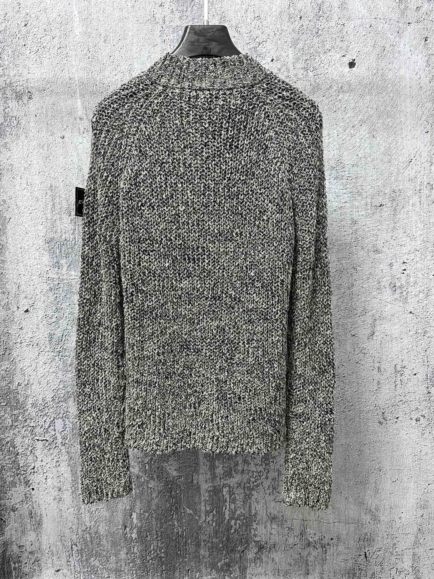 P490 【Stone Island】Stone Island coral sweater jacket Customized dyeing of original yarn has become popular in Xiaohongshu very early. Many Internet celebrity shops are doing it. The products they make can only be said to be unsightly. They are all made of ready-made yarn. This original version is made of 7 yarns of different colors and thicknesses that must be arranged to achieve the original effect. The customization cycle is very For a long time, the molded original version has the same ykk No. 5 special craftsmanship zipper, using an old-fashioned 9-needle thick-thread wool loom (due to low efficiency and high waste, factories pursuing efficiency have abandoned it, and only some big brands still use it). The strongest armband on the entire network, all detailed identification points restore the original inspection level! All Stone Island armbands must have three yellow lines, anything without them is fake! The models before 2021 had four yellow lines, and after 21fw, they all had three. We restored them perfectly. Size:S-M-L